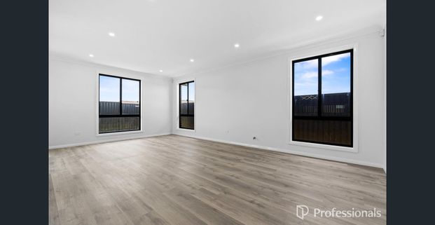 Brand New Rental - 5 Bed | 3 Bath | 2 Living | 1 Garage - Photo 1