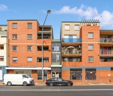 SPACIOUS 2 BEDROOM UNIT IN LIVERPOOL CBD - Photo 4