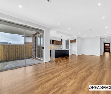 A Beautifully Family Home for Lease in Werribee !! - Photo 1