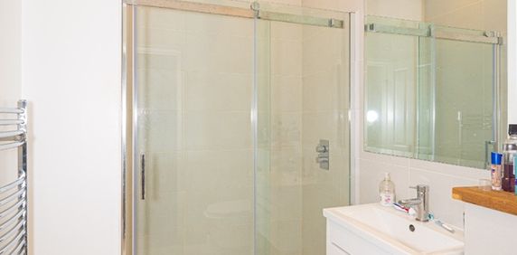 2 Bed Flat, Munster Road, SW6 - Photo 2