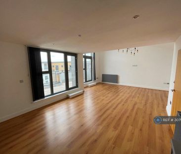 2 bedroom penthouse to rent - Photo 2