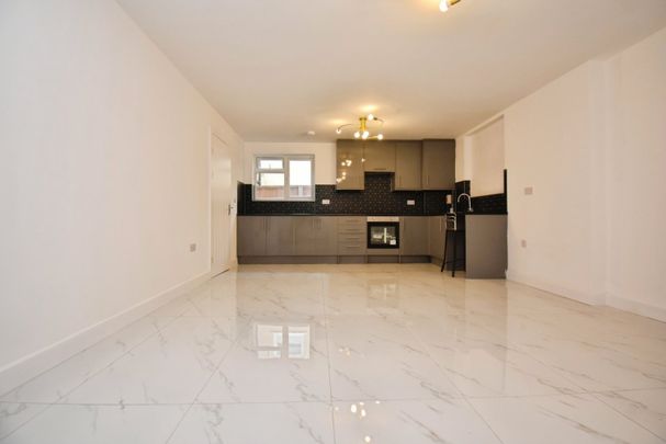 Flat to rent - High Street, Swanley, BR8 - Photo 1