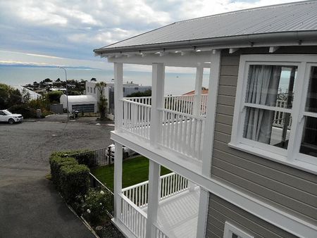 Cape Cod inspired house with panoramic sea views - Photo 3