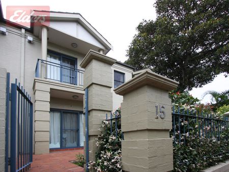 Superb Townhouse - Photo 3