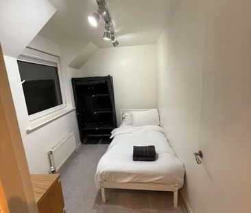 St. Michaels Close, London, E16 - Photo 5