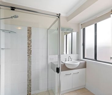 Perfect for those seeking some extra space, this spacious home in H... - Photo 6
