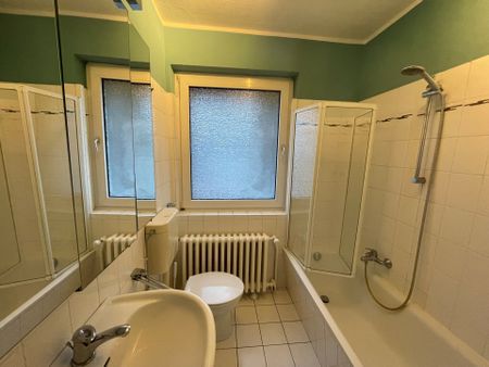 Großzügige 3-Zimmer-Wohnung mit Einbauküche in einem gepflegten 2-Familienhaus in Herringhausen - Photo 5