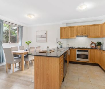Beautifully Refined One Bedroom Apartment in Ultimate Location - Photo 2