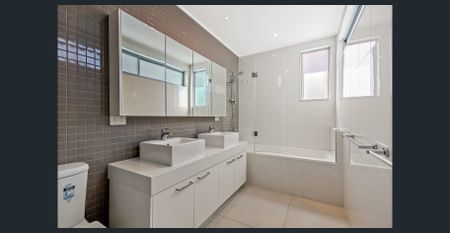 Spacious with multiple living areas - Photo 4