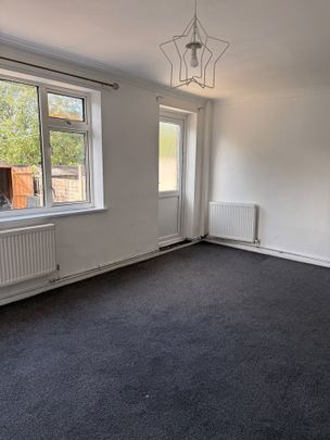 3 Bed Terraced House, St Olams Close, LU3 - Photo 1