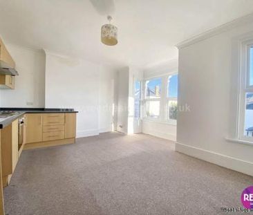 2 bedroom property to rent in Leigh On Sea - Photo 2