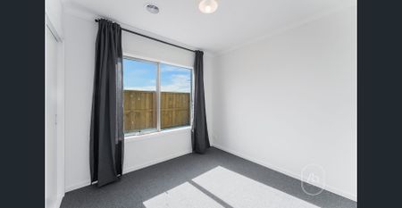 Modern 4-Bedroom Family Home with Solar Panels - Photo 5