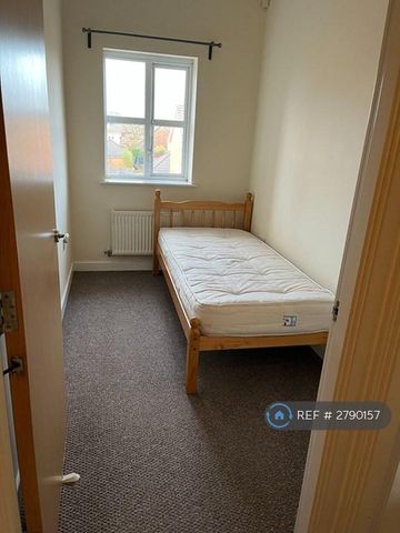 3 bedroom flat to rent - Photo 4