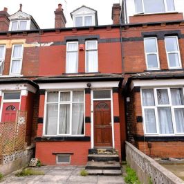 4 bedroom House in Brudenell Avenue, Leeds - Photo 1