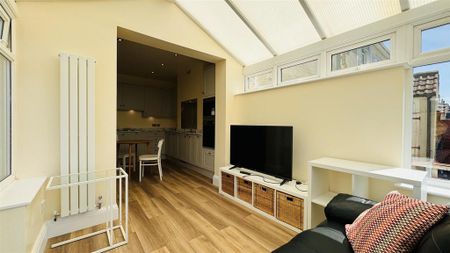 3 bedroom end of terrace house to rent - Photo 2