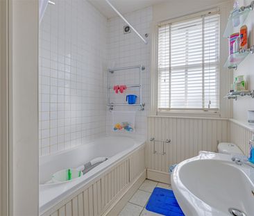 End of Terrace House To Let - Photo 6