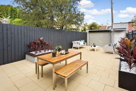 Grand 4 bed terrace in blue ribbon location - Photo 3