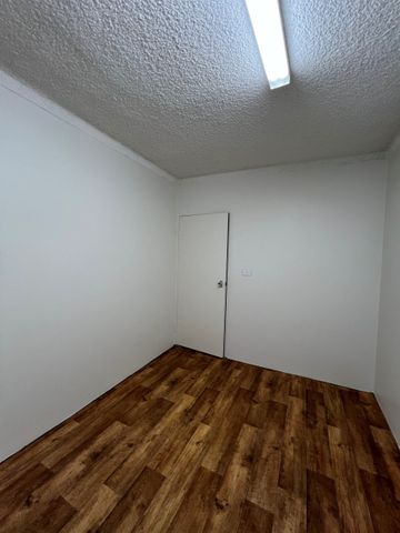 Ideally located, walk to shops and station - Photo 4