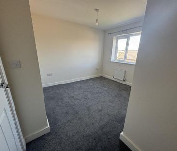 2 bedroom end of terrace house to rent - Photo 2