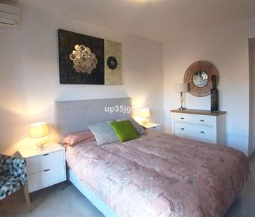 Middle Floor Apartment in Estepona - Photo 4