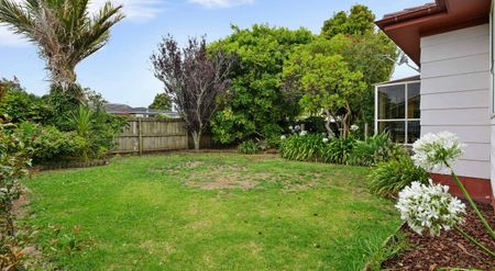 SINGLE LEVEL 3 BEDROOM BEAUTY - Photo 4