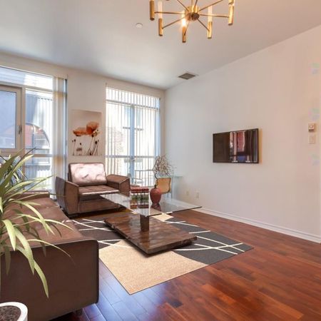 Vieux-Montréal et Cité Mmédia- Magnifique condo 3-1 /2, haut plafond - Photo 3
