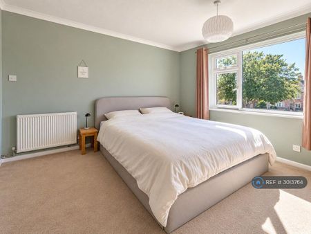 3 bedroom flat to rent - Photo 4