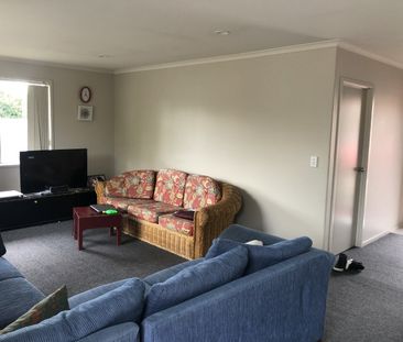 Lovely 4/5 bedroom, 2 bathroom property. - Photo 2