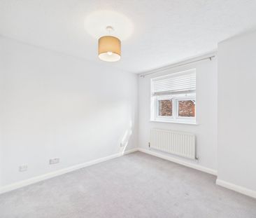 4 bedroom House in Moorhen Drive, Reading - Photo 3