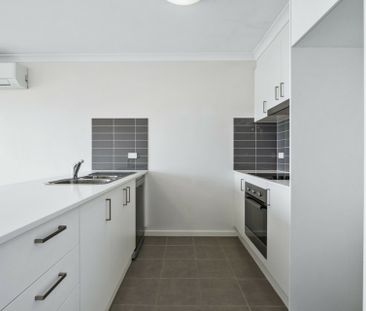 Spacious and Modern - Photo 5