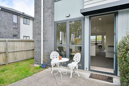 Stylish Living on the Edge! - Photo 5