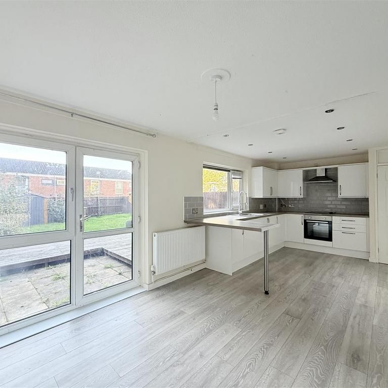 3 bedroom semi-detached house to rent - Photo 1