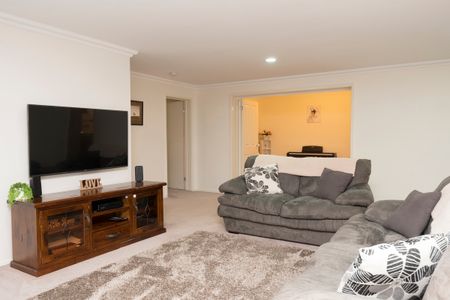 4 BEDROOM CENTRAL HOME - Photo 4