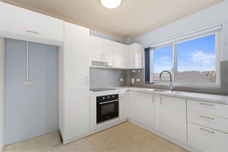 Charming 2-Bedroom Apartment with Lock-Up Garage in Prime Cronulla Location - Photo 3