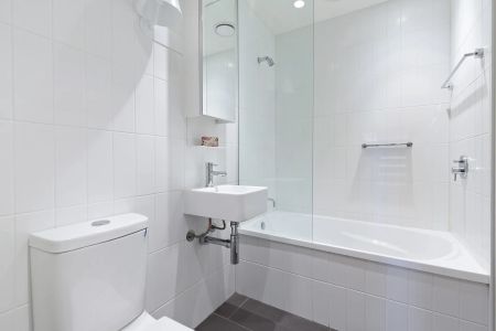 Designer Apartment in Prime Richmond Location! - Photo 2
