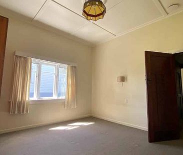 Discover a Delightful Bungalow Tucked Away on ... - Photo 2