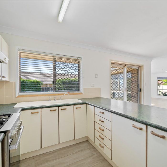 LOVELY BIG FAMILY HOME IN CONVENIENT LOCATION - Photo 1