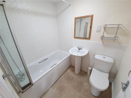 3 bedroom flat to rent - Photo 5