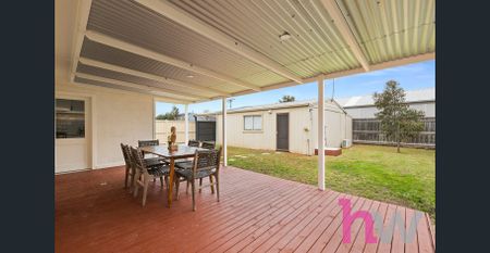 Beautifully presented home in the heart of Newcomb! - Photo 5