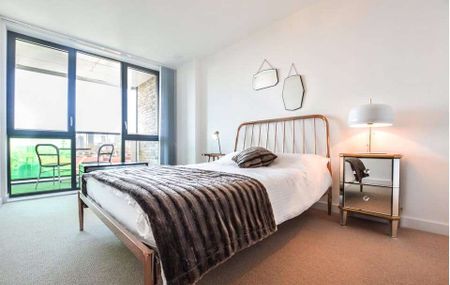 Boasting an excellent location close to both Canary Wharf and the City, The Highway hosts excellent transport links and amenities. - Photo 4