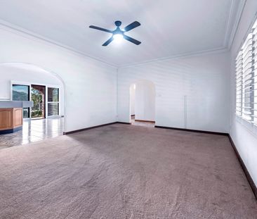 SPACIOUS 4 BEDROOM 3 BATHROOM FAMILY HOME WITH SCENIC VEIWS - Photo 1