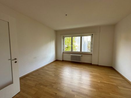 5-Zimmer-Wohnung an ruhiger Wohnstrasse mit Balkon - Photo 3