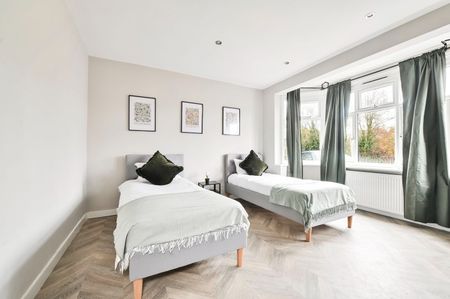 4 Bed Semi-Detached House, Rochester Way, SE3 - Photo 3