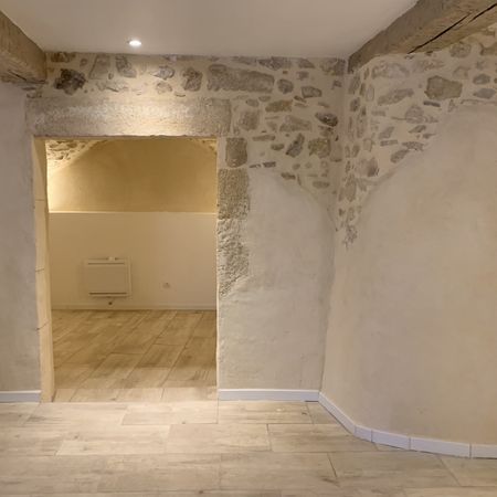 Location - Appartement T2 de 40 m² en rez-de-chaussée d'un immeuble de village - Photo 3