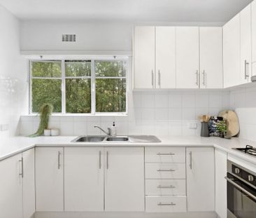 Spacious renovated apartment in popular St Kilda East. - Photo 4
