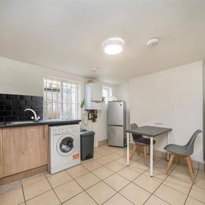 House to rent - Photo 2