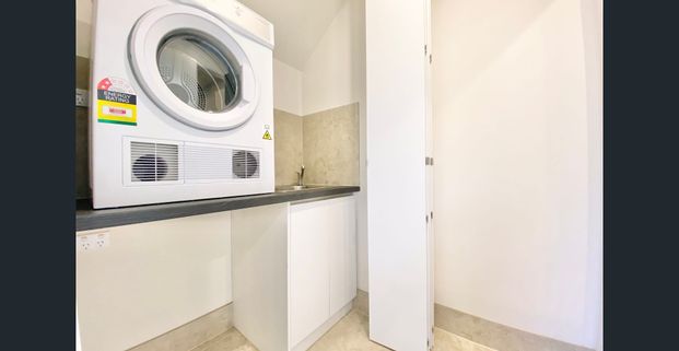 Modem Three bedrooms townhouse for leasing! - Photo 1