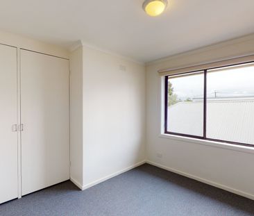 Two bedroom in a sought after location - Photo 3