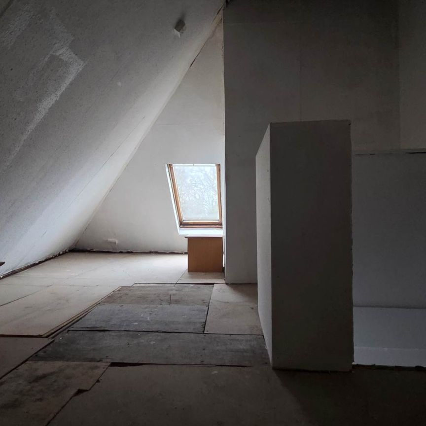 Guide Price £1,900 pcm - Available Now - Part Furnished - Photo 1