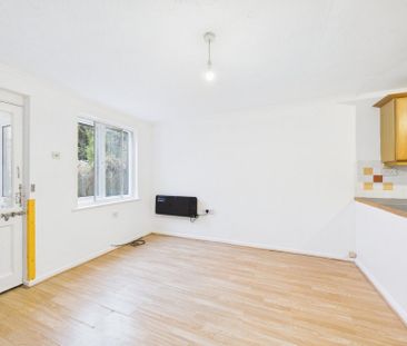 Shellfield Close, Staines-upon-Thames, Surrey,TW19 - Photo 4